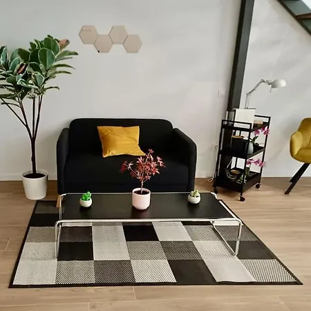 Stylish Loft In Vibrant Lägenhet
