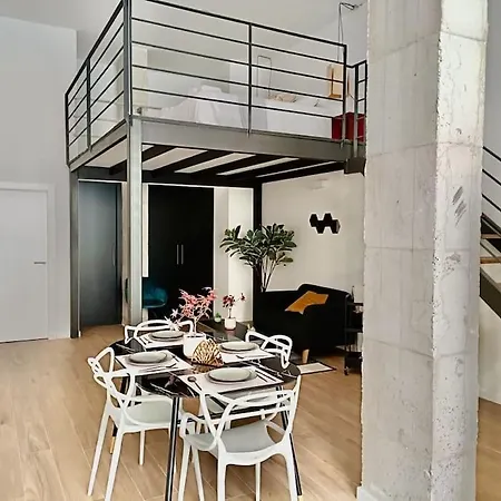 Stylish Loft In Vibrant *