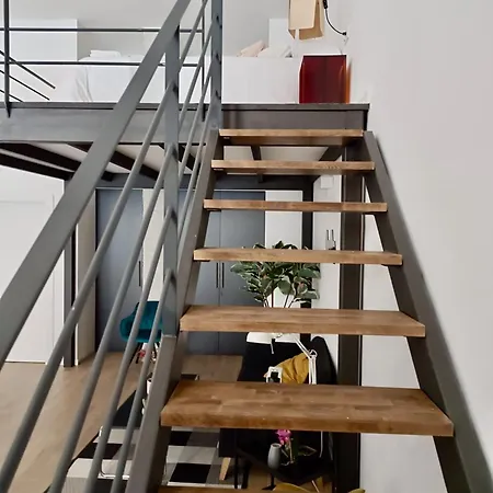 Stylish Loft In Vibrant *